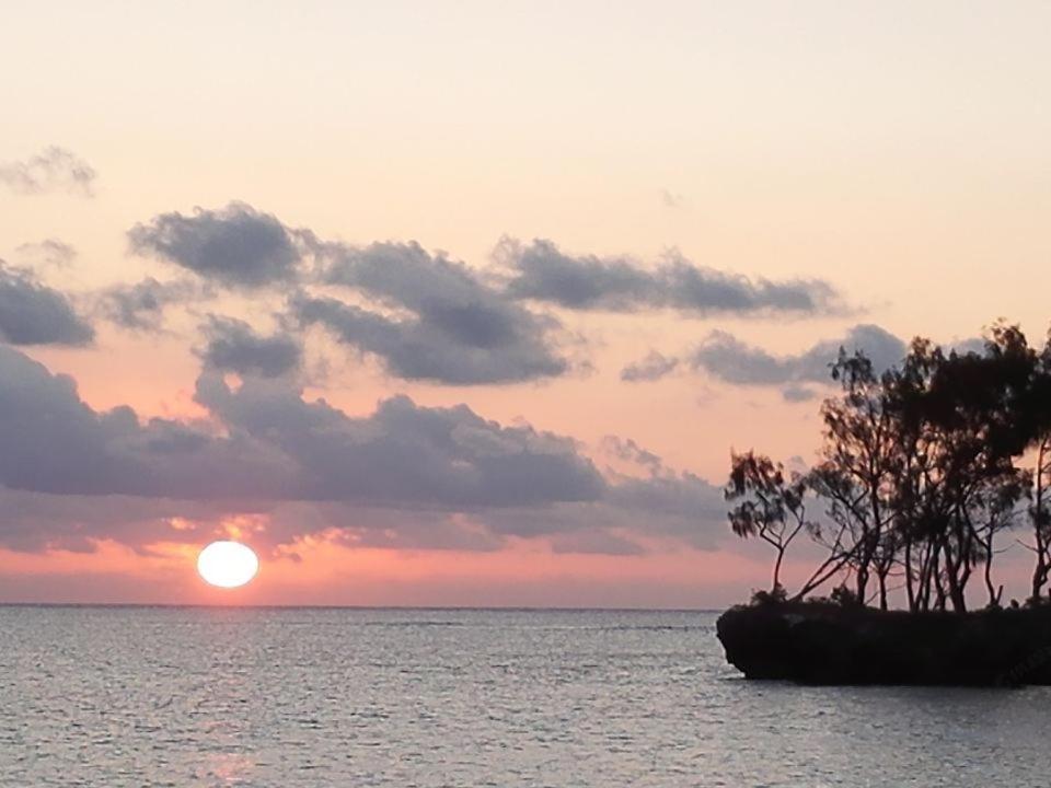 Crystal Beach Hotel Port Vila Esterno foto